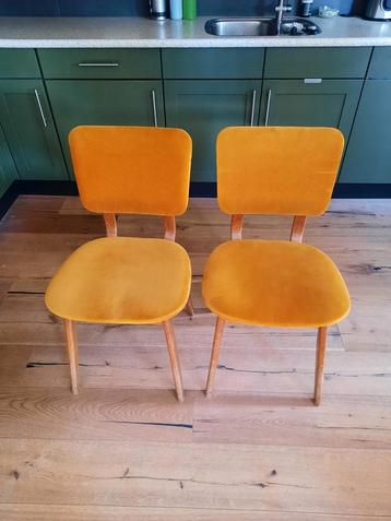2 vintage stoelen okergeel bekleding beschikbaar voor biedingen