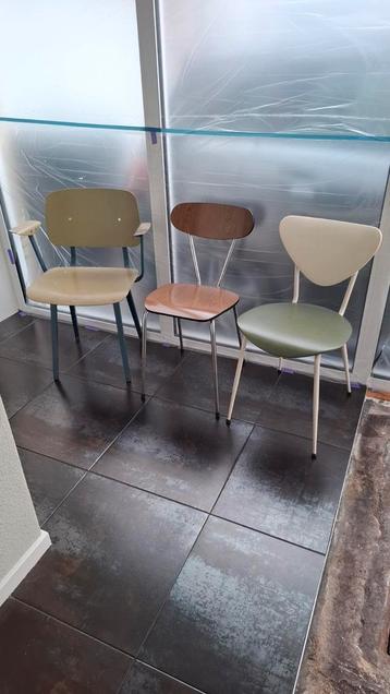 Drie retro vintage stoelen beschikbaar voor biedingen