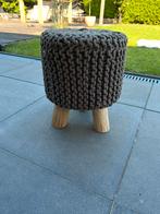 Woood poef met 3 eikenpoten. 40 cm hoog, diameter 32 cm, Ophalen of Verzenden, Rond, Minder dan 50 cm