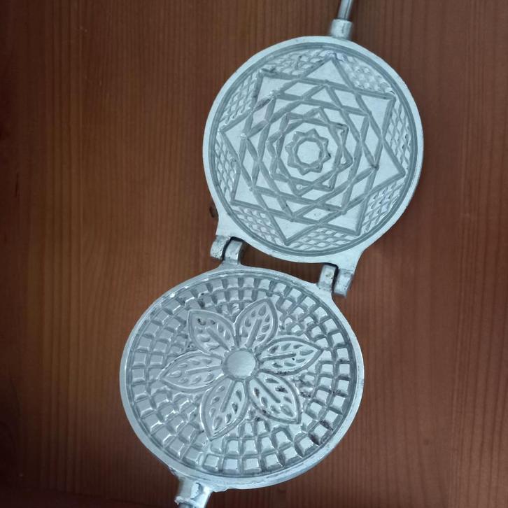Brocante wafelijzer, kiepertjes/koekjes vorm, Antiek en Kunst, Antiek | Keukenbenodigdheden, Ophalen of Verzenden