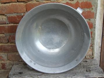 Brocante aluminium schaal beschikbaar voor biedingen