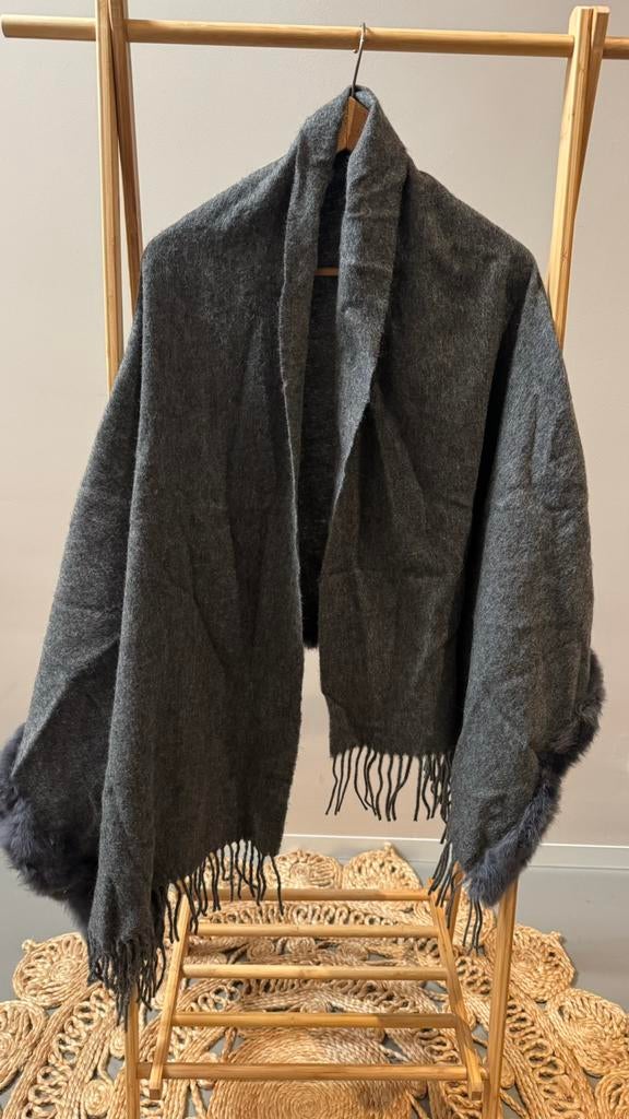 Grijze omslagdoek adgezet met nepbont, Ophalen of Verzenden, Zo goed als nieuw, Maat 46/48 (XL) of groter, Sjaal