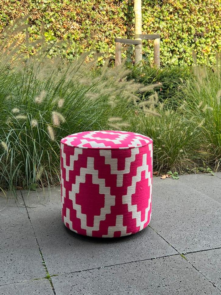 Poef in grafische print, Huis en Inrichting, Banken | Voetenbanken en Poefen, Zo goed als nieuw, Minder dan 50 cm, Rond, Ophalen