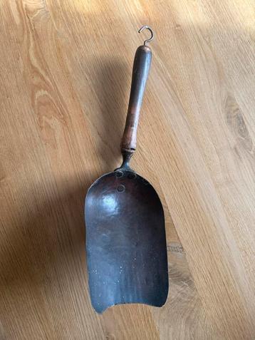 Antieke Kolenschep met Houten Steel beschikbaar voor biedingen