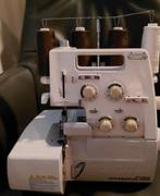 Mooie lock machine merk Toyota, Hobby en Vrije tijd, Naaimachines en Toebehoren, Ophalen, Zo goed als nieuw, Lockmachine, Overige merken