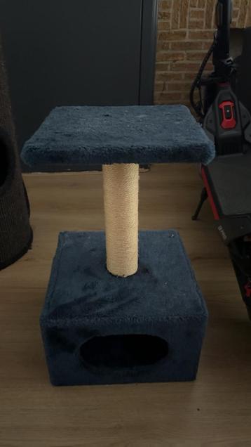 Krabpaal voor katten met ingang beschikbaar voor biedingen