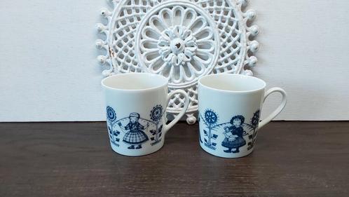 2 porseleinen kopjes met Klederdracht, Antiek en Kunst, Antiek | Servies los, Ophalen