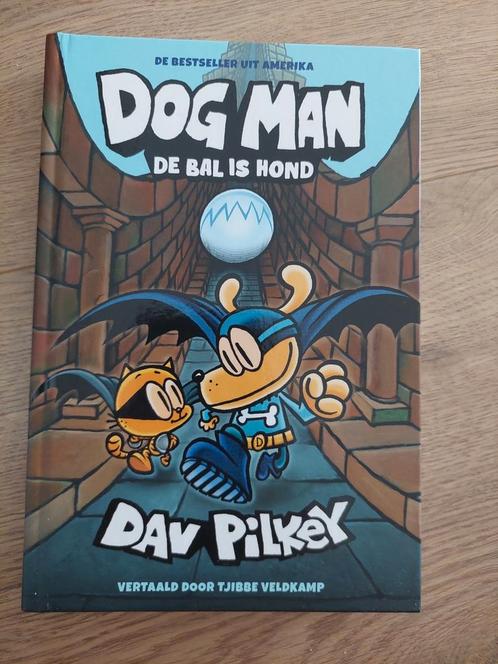 Dog Man Dav Pilkey - De bal is hond, Boeken, Kinderboeken | Jeugd | onder 10 jaar, Zo goed als nieuw, Ophalen of Verzenden