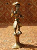 Mooi zwaar antiek Oosters brons beeldje van een man 15,8 cm., Ophalen of Verzenden