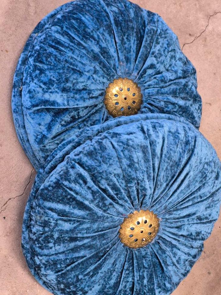 2x blauw fluwelen kussens rond met goudkleurig element, Huis en Inrichting, Woonaccessoires | Kussens, Zo goed als nieuw, Blauw