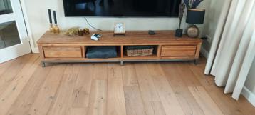 Houten TV-meubel met metalen frame beschikbaar voor biedingen