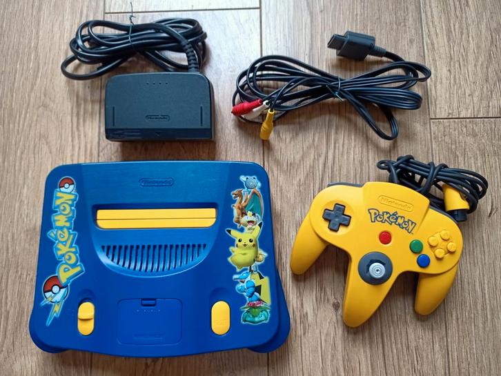 Originele N64 Pokemon Battle uitvoering, Spelcomputers en Games, Spelcomputers | Nintendo 64, Zo goed als nieuw, Met 1 controller