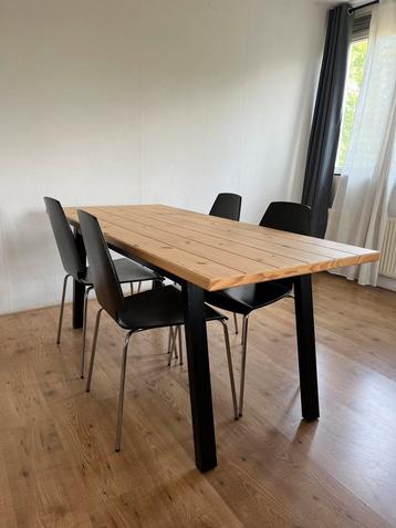 Modern IKEA dining table + 4 chairs beschikbaar voor biedingen