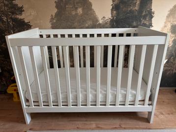 Ledikant met matras en aerosleepmatjes beschikbaar voor biedingen