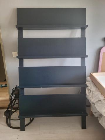 Boekenrek beschikbaar voor biedingen