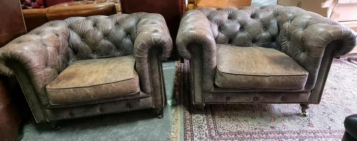Set 2 Chesterfield club fauteuils vintage grijs + BEZORGING, Huis en Inrichting, Fauteuils, Gebruikt, Leer, 100 tot 125 cm, 75 tot 100 cm