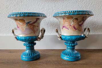 Porseleinen vazen Sevres met afbeelding van putti H. 20 cm. beschikbaar voor biedingen