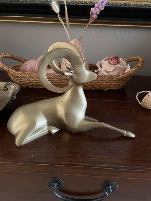Bronskleurig beeld van een ram in rusthouding, Huis en Inrichting, Woonaccessoires | Overige, Verzenden
