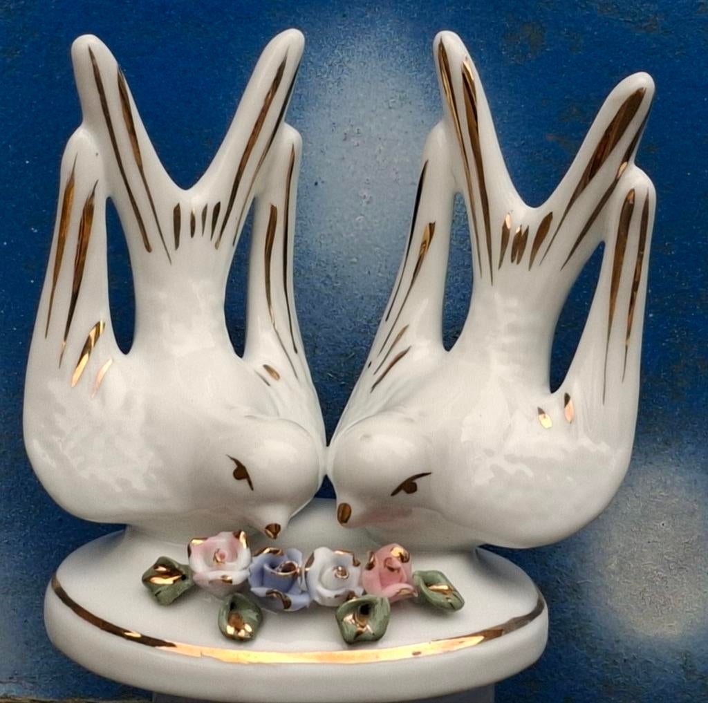 Zwaluw paar.  Porselein.  Florale elementen. 11 cm., Verzamelen, Beelden en Beeldjes, Zo goed als nieuw, Dier, Ophalen