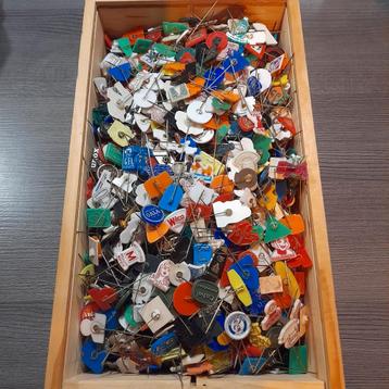 Reclamespeldjes in wijnkistje - oude speldjes beschikbaar voor biedingen