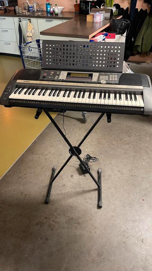 Yamaha PSR-640 keyboard met standaard, Muziek en Instrumenten, Keyboards, Zo goed als nieuw, 61 toetsen, Yamaha, Met standaard