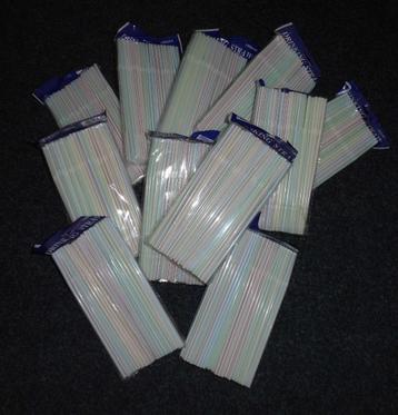 100 plastic rietjes in de verpakking 2,00 per pakje beschikbaar voor biedingen