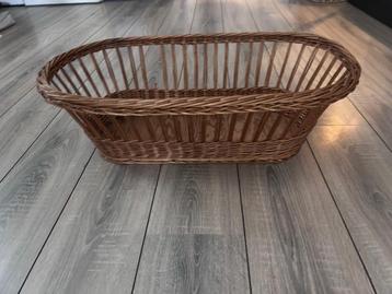 Antiek mozesmandje beschikbaar voor biedingen