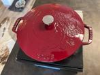Nieuwe Staub braadpan 24 cm Dragon Bordeaux rood, Huis en Inrichting, Keuken | Potten en Pannen, Gietijzer, Nieuw, Ophalen of Verzenden
