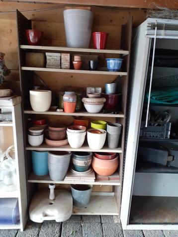 Bloempotten. Plantenbakken, "wietpotten".  Buiten/binnen pot beschikbaar voor biedingen
