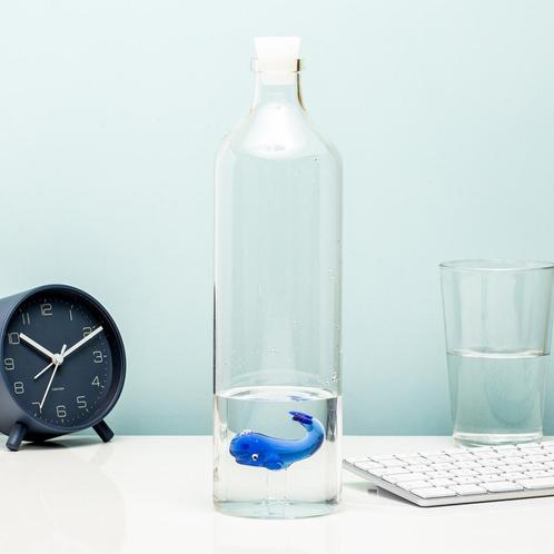 Glazen waterfles met walvisje van Balvi, Huis en Inrichting, Keuken | Keukenbenodigdheden, Zo goed als nieuw, Ophalen of Verzenden