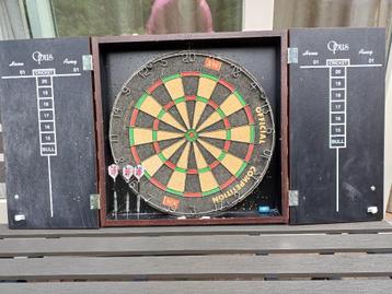Dartbord met kast  beschikbaar voor biedingen
