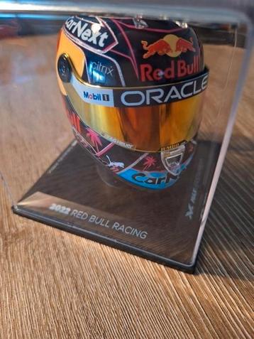 Helmpje miamy granprix 2022  beschikbaar voor biedingen