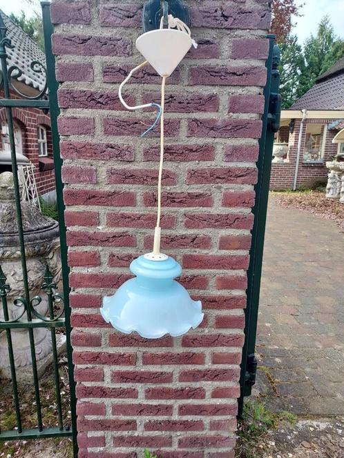 Vintage lamp met blauwe glazen kelk., Antiek en Kunst, Antiek | Lampen, Verzenden