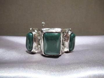 Yves Saint Laurent authentieke armband met groene cabochons beschikbaar voor biedingen