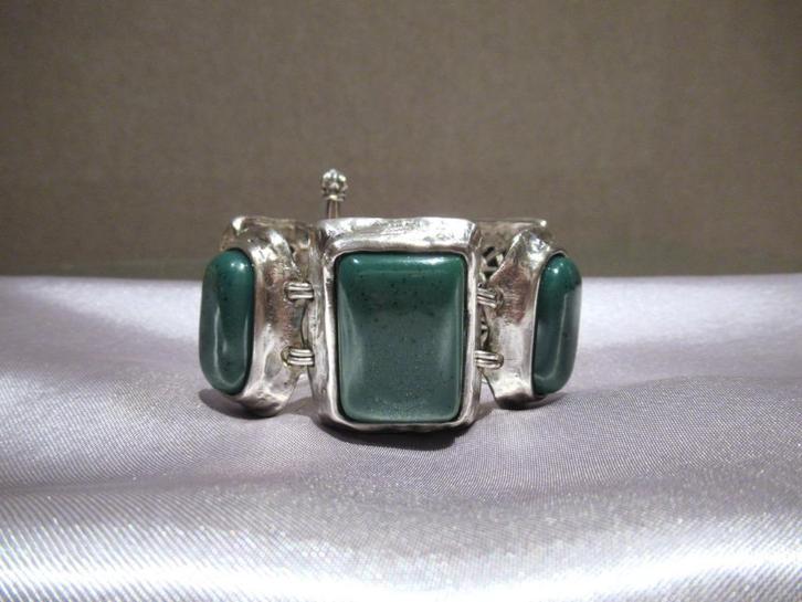 Yves Saint Laurent authentieke armband met groene cabochons, Sieraden, Tassen en Uiterlijk, Armbanden, Zo goed als nieuw, Overige materialen