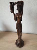 Steen beeldje van vrouw met kruik, Ophalen of Verzenden