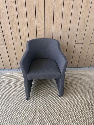 Stoel met Armleuning en wielen  beschikbaar voor biedingen