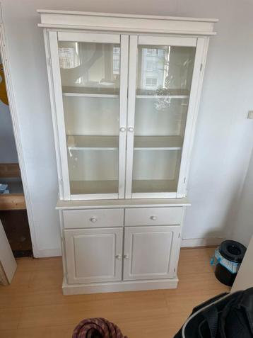 Mooie VINTAGE witte kast met lades en glas beschikbaar voor biedingen