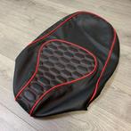 UITVERKOOP! Zadelhoes Vespa Sprint rood audi rs custom, Info@jynkx.com, Jynkx, Nieuw, Ophalen of Verzenden