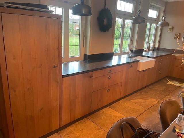 Maatwerk kwaliteitskeuken  eiken  massief 550 x300 & pantry, Huis en Inrichting, Keuken | Complete keukens, Zo goed als nieuw