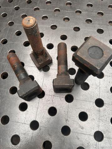 4 T gleuf bouten M35 beschikbaar voor biedingen