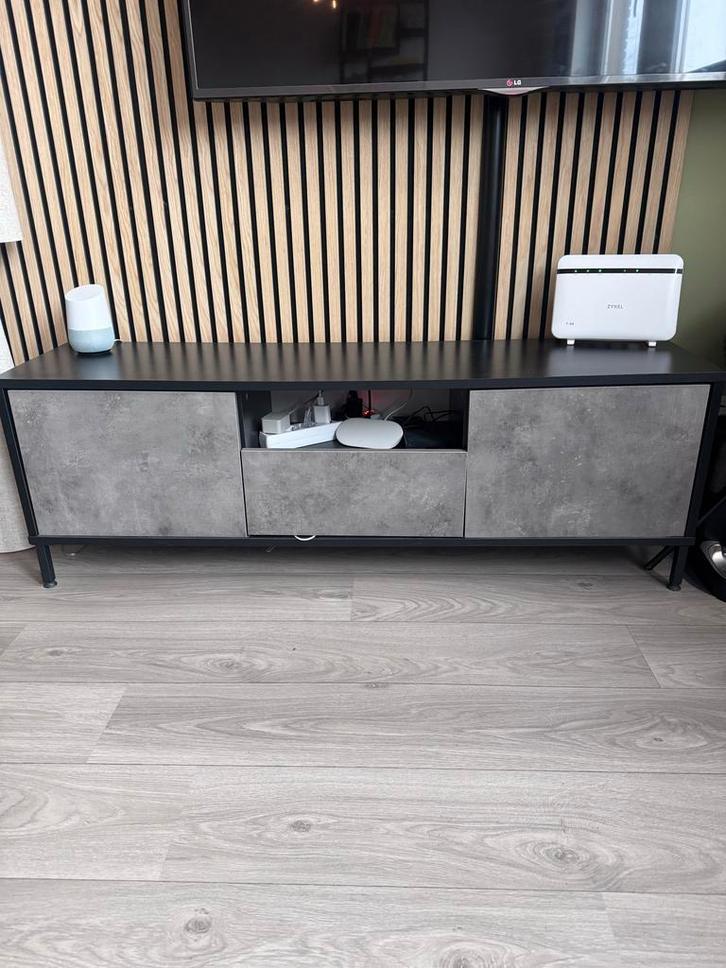Tv meubel - 140cm breed, Huis en Inrichting, Kasten | Televisiemeubels, Gebruikt, Minder dan 100 cm, 100 tot 150 cm, 25 tot 50 cm