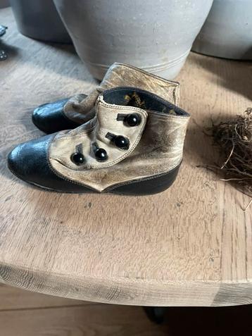 Schoentjes antieke pop beschikbaar voor biedingen