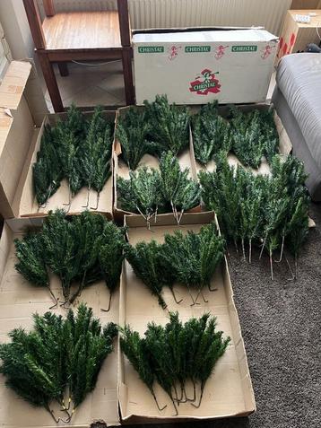 Partij losse takken van kerstboom . Decoratie , versiering . beschikbaar voor biedingen