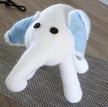 Nieuwe, handgehaakte, knuffelolifant        beschikbaar voor biedingen