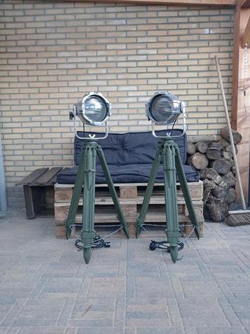 Theaterlamp op oude leger statief (2X) beschikbaar voor biedingen