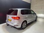 Volkswagen TOURAN 1.5 TSI R-Line/pano/keyles/trekhaak, Auto's, 4 cilinders, 150 pk, Bedrijf, Adaptive Cruise Control