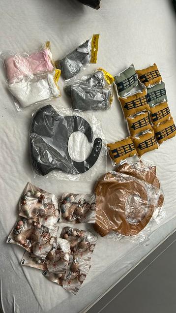Restpartij rammelaars, slabbetjes, Spenenkoord  beschikbaar voor biedingen