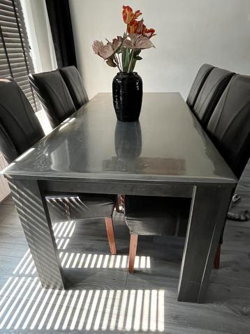Eettafel NIET de stoelen beschikbaar voor biedingen