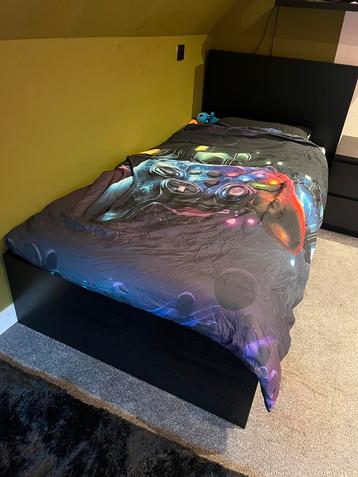 Zwart 1-persoonsbed set met kastjes beschikbaar voor biedingen